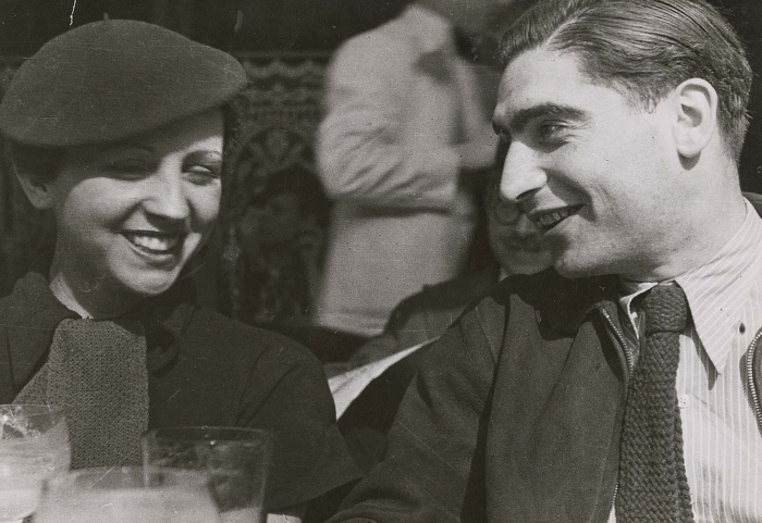 Robert Capa e Gerda Taro. Image source: Alchetron.com
