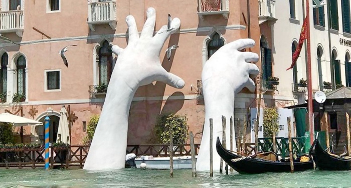 Lorenzo Quinn - mani giganti Venezia