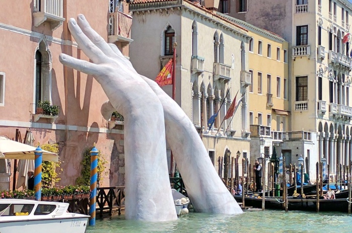 mani venezia | Lorenzo Quinn | Biennale