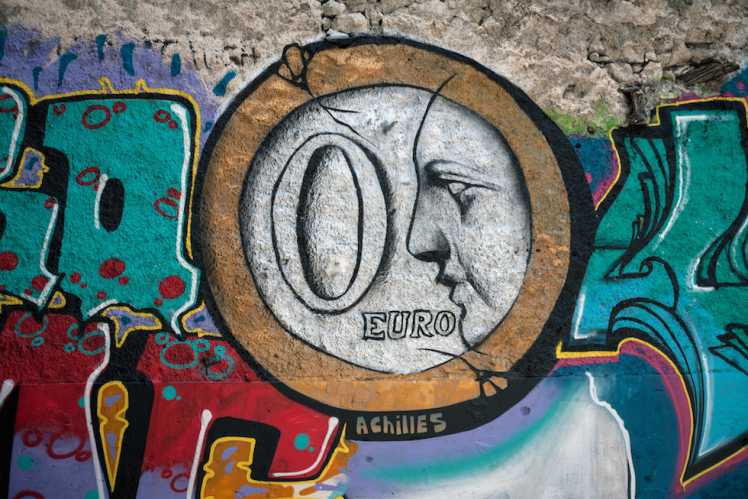 Una moneta dal valore di zero euri dipinta su un muro ad Atene, 30 giugno 2015. (Socrates Baltagiannis/picture-alliance/dpa/AP Images)