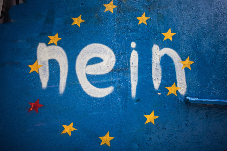 Un graffito con la bandiera europea e la scritta Nein, che significa "No" in tedesco ma ricorda anche "Sì" (Nai) in greco, Atene, 30 giugno 2015. (Socrates Baltagiannis/picture-alliance/dpa/AP Images)