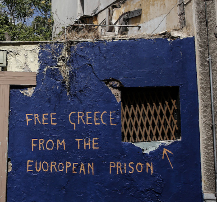 Il muro di una casa abbandonata con scritto "Grecia libera dalle prigioni europee", Atene, 18 giugno 2015. (AP Photo/Yorgos Karahalis)