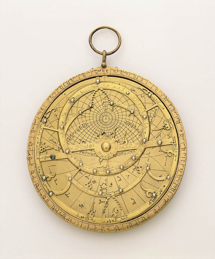 Manifattura araba. Astrolabio piano (o planisferico) - XIII secolo. Ottone dorato (Firenze, Museo Galileo)
