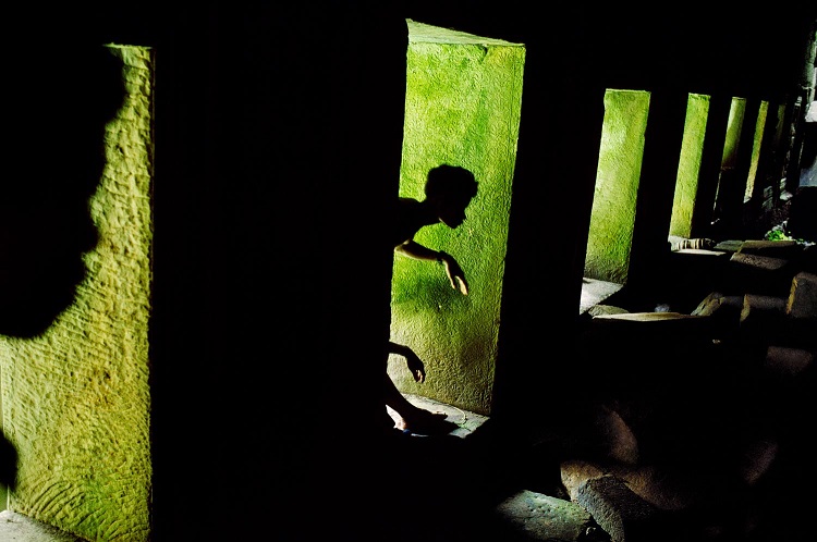 Giochi di ombre, Preah Khan, Angkor, Cambodia, 1999 (Shadow play, Preah Khan, Angkor, Cambodia, 1999) ©Steve McCurry
