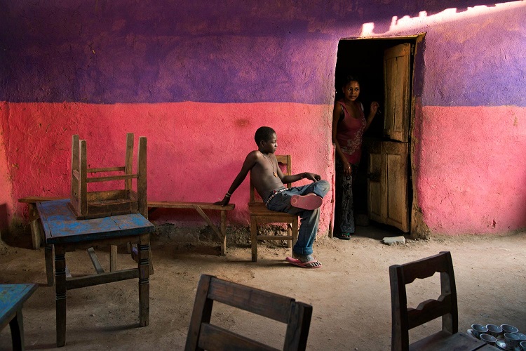 Un ragazzo seduto su una sedia, Omo Valley, Ethiopia,2013 (A boy sits on a chair, Omo Valley, Ethiopia, 2013) ©Steve McCurry