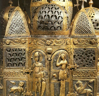Bruciaprofumi e reliquiario a forma di piccolo edificio a pianta centrale sormontato da cinque cupole lavorato a filigrana. XII sec 1