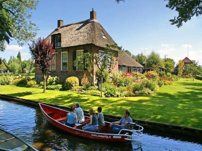 The village of Giethoorn