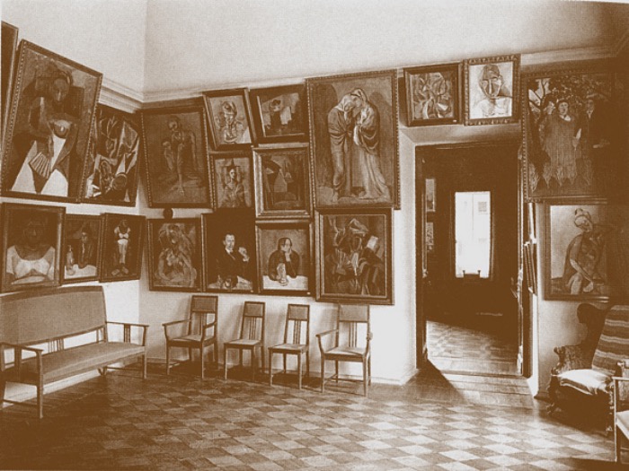 La sala Picasso della collezione di Sergej Ščukin, con il quadro "Giovane donna" del 1909. Study (known as the Picasso Room) in Shchukin's house. Private Collection. (Photo by Fine Art Images/Heritage Images/Getty Images)