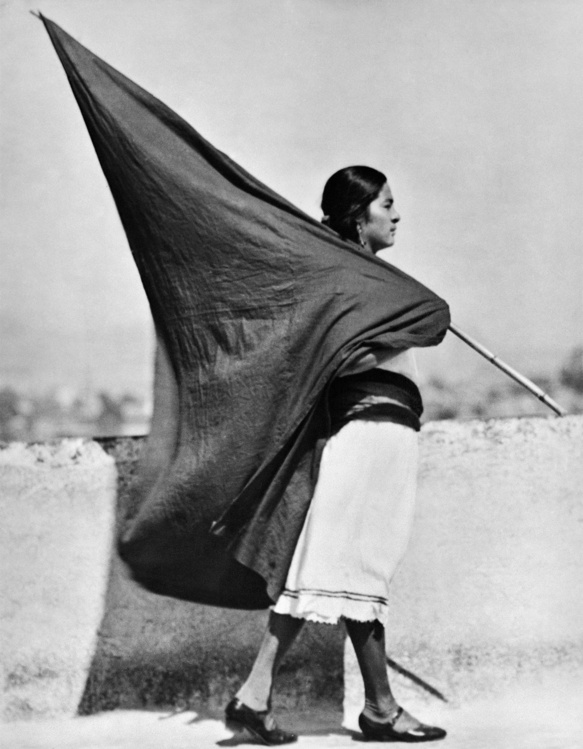 Tina Modotti | Donna con bandiera